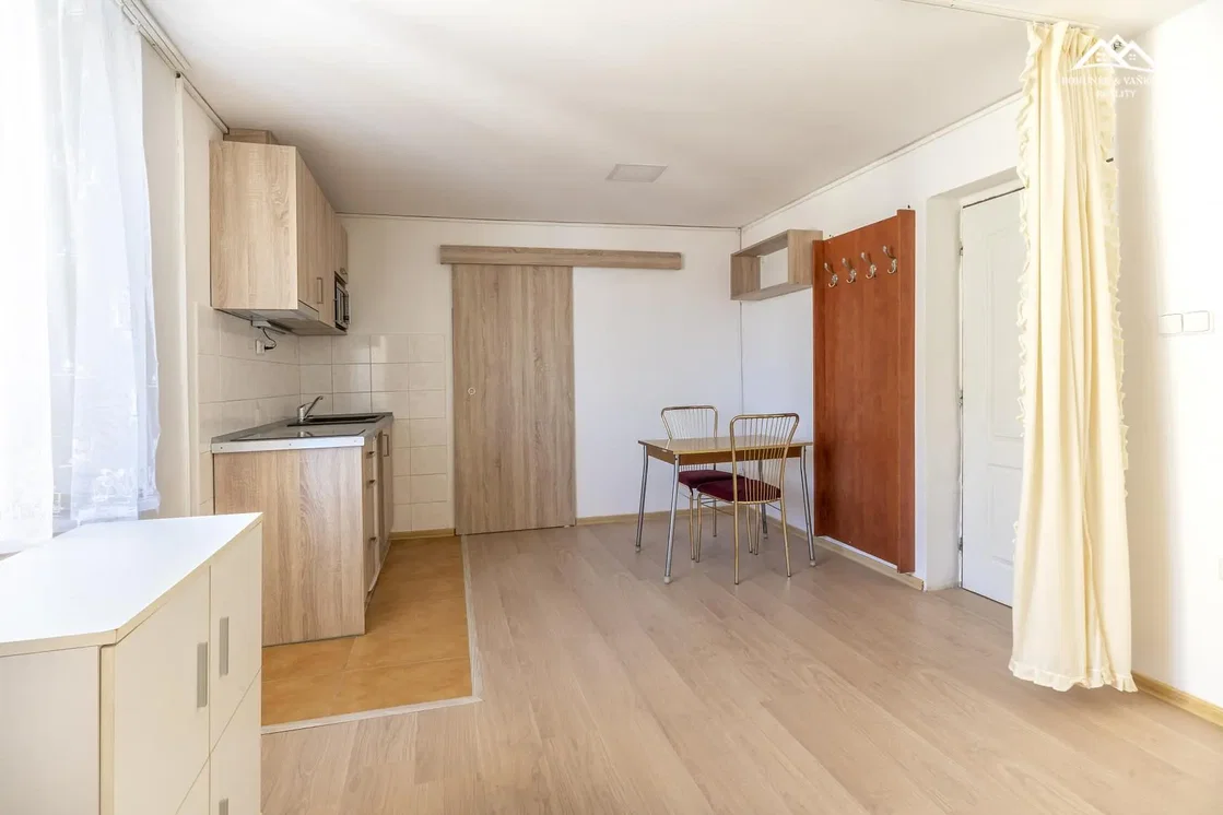 Keuken; keukenapparatuur, houten vloer, natuurlijk licht