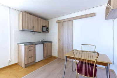 Keuken; natuurlijk licht, houten vloer, keukenapparatuur
