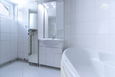 Badkamer; tegelvloer, natuurlijk licht