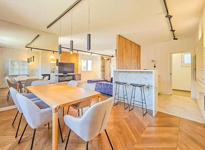 Salon; parquet, lumière naturelle, style moderne