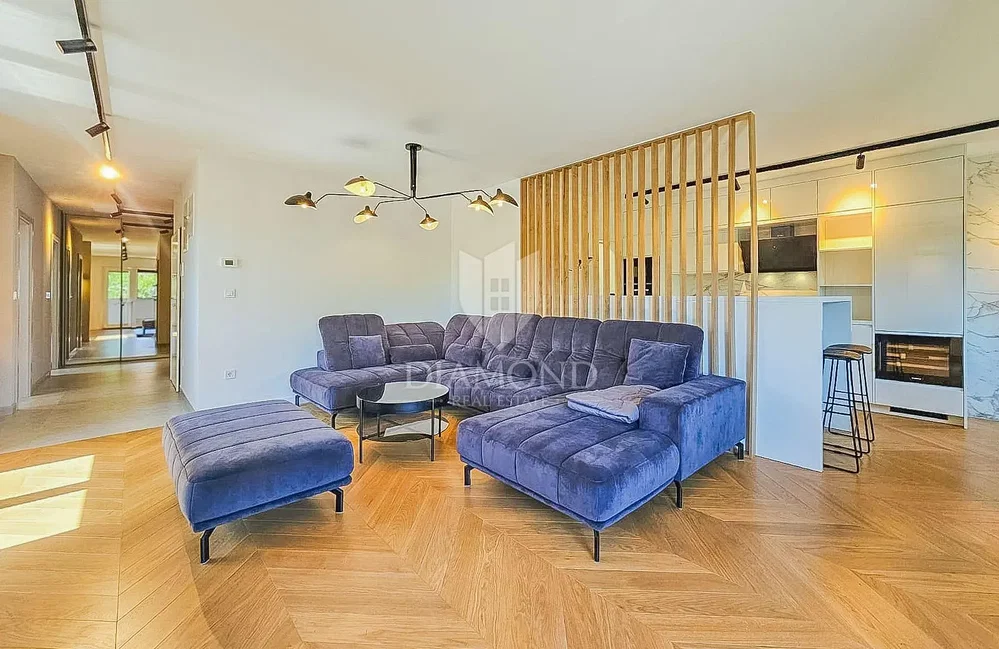 Salon; parquet, cheminée, lumière naturelle, style moderne