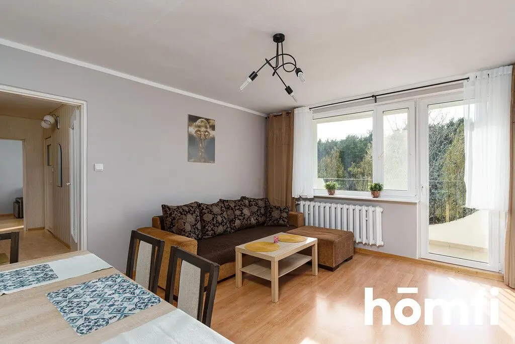 Obývací pokoj; přirozené světlo, dřevěná podlaha