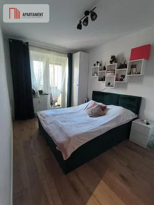 Camera da letto; pavimento in legno, luce naturale