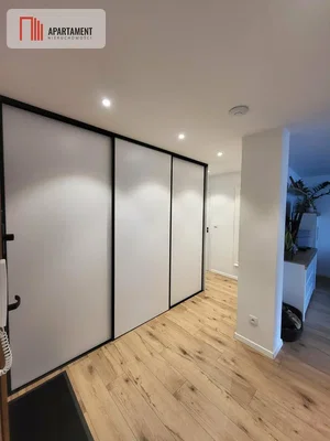Camera da letto; pavimento in legno, luce naturale