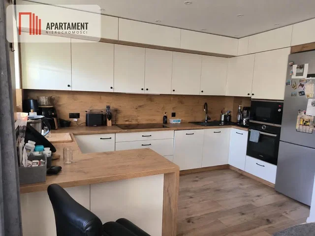 Cucina; elettrodomestici, pavimento in legno, luce naturale