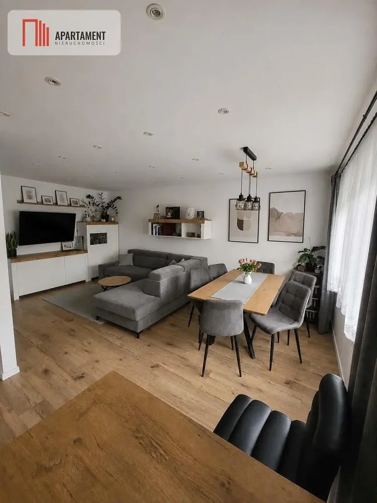 Cucina; elettrodomestici, pavimento in legno, luce naturale