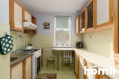 Kuchyně; kuchyňské spotřebiče, dlažba, přirozené světlo