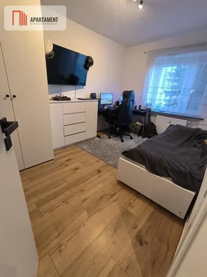 Spavaća soba; drveni pod, prirodno svjetlo