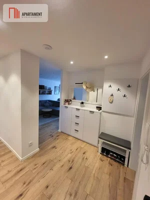 Camera da letto; pavimento in legno, luce naturale