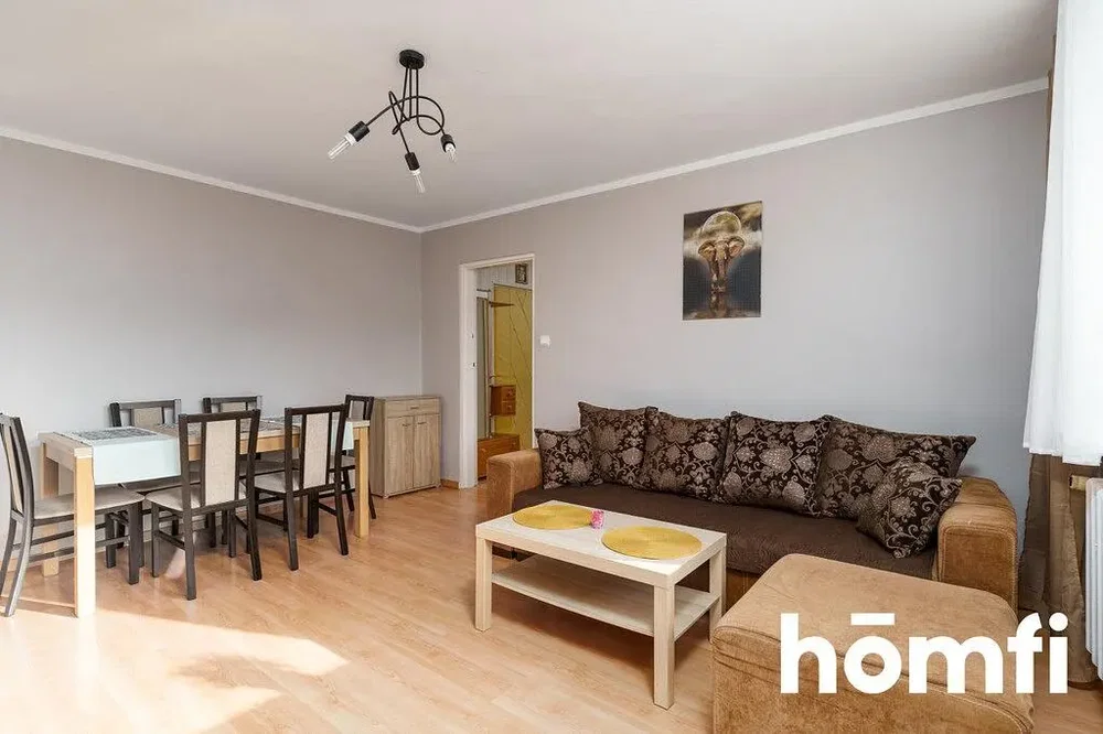 Obývací pokoj; přirozené světlo, dřevěná podlaha