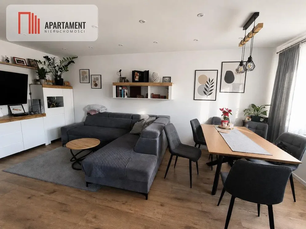 Dnevna soba; drveni pod, moderni stil, prirodno svjetlo