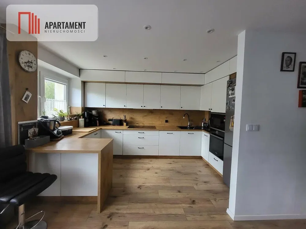 Soggiorno; pavimento in legno, stile moderno, luce naturale
