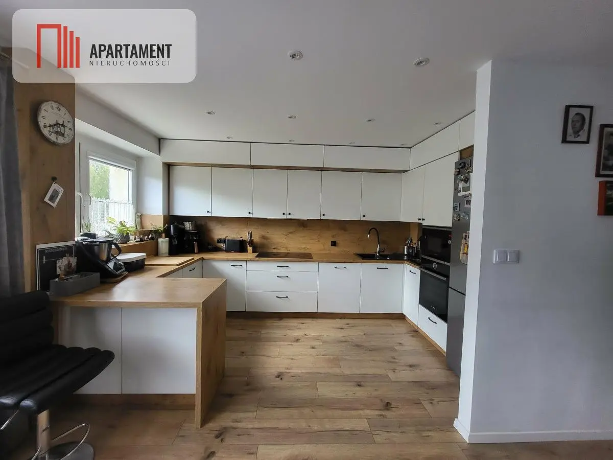 Soggiorno; pavimento in legno, stile moderno, luce naturale