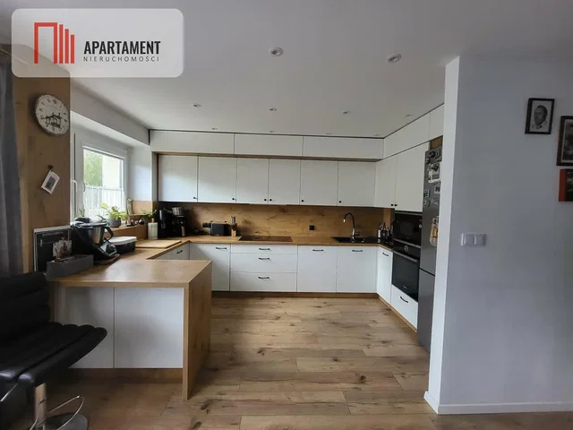 Wohnzimmer; holzboden, moderner stil, tageslicht