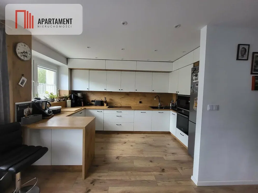 Soggiorno; pavimento in legno, stile moderno, luce naturale