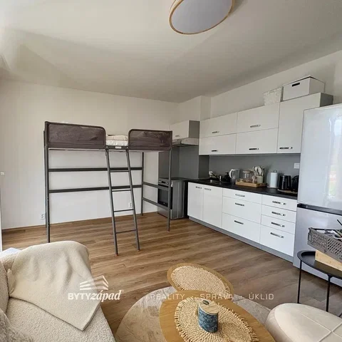 Σαλόνι; συσκευές κουζίνας, ξύλινο πάτωμα, φυσικό φως