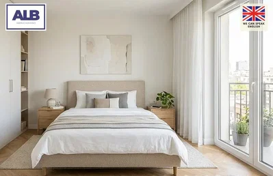 Spavaća soba; prirodno svjetlo, drveni pod, moderni stil