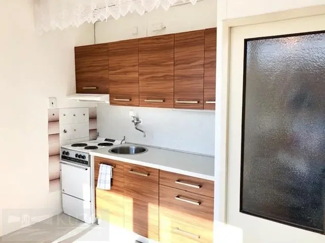 Κουζίνα; συσκευές κουζίνας, πλακάκια, φυσικό φως