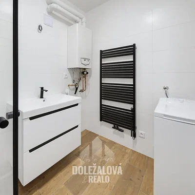 Koupelna; dlažba, dřevěná podlaha, po rekonstrukci, přirozené světlo