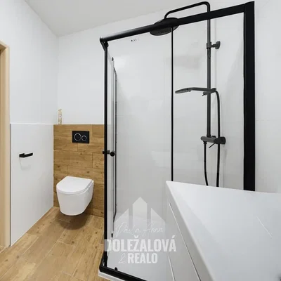 Koupelna; dlažba, dřevěná podlaha, po rekonstrukci, přirozené světlo