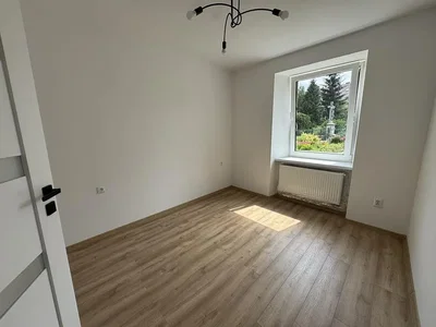 Schlafzimmer; holzboden, tageslicht, blick