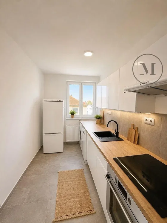 Cuisine; électroménager, carrelage, lumière naturelle