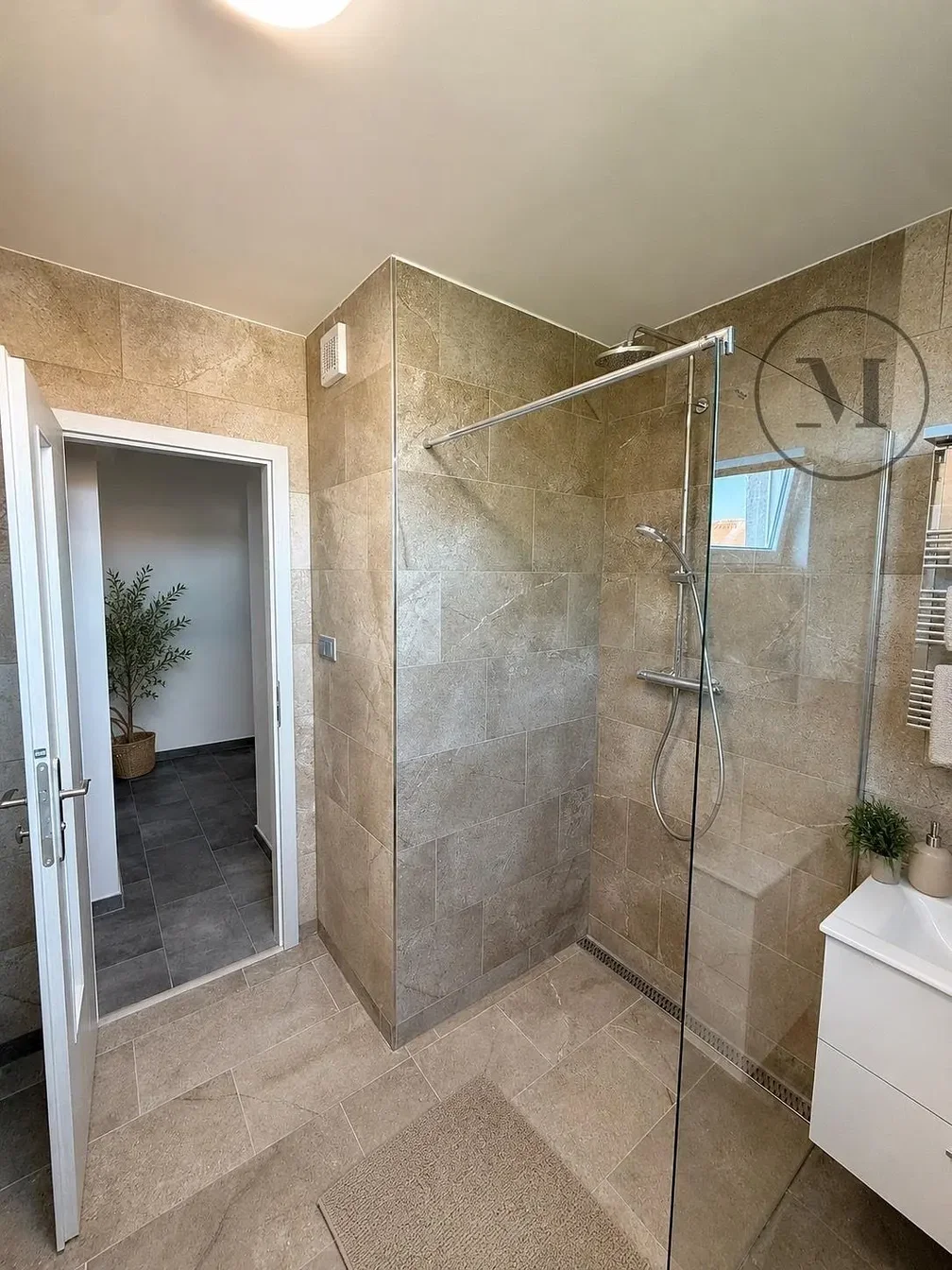 Salle de bain; carrelage, lumière naturelle