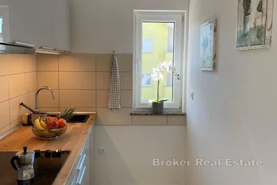 Cuisine; parquet, carrelage, lumière naturelle, style moderne, électroménager