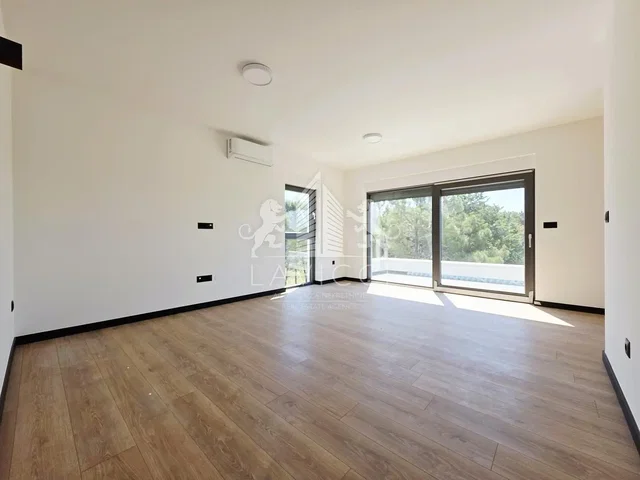 Salon; parquet, lumière naturelle, vue