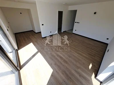 Autre; parquet, lumière naturelle, nécessite rénovation