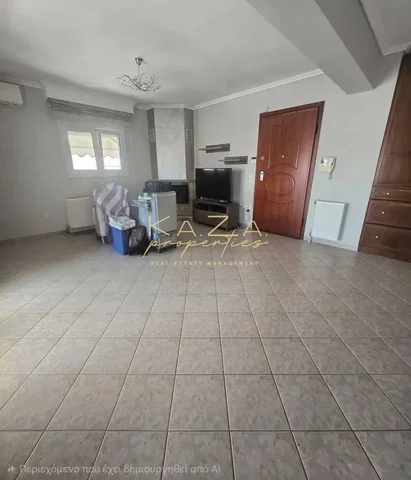 Sala de estar; chão de azulejo, precisa de renovação, luz natural