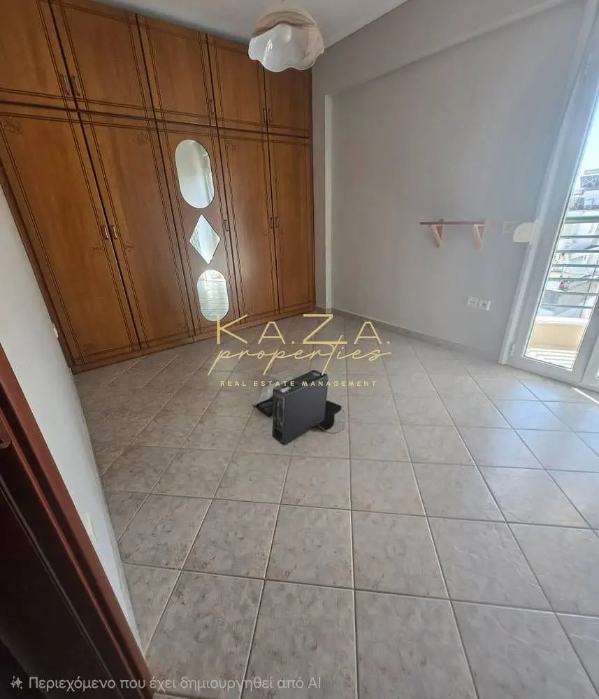 Quarto; chão de azulejo, precisa de renovação