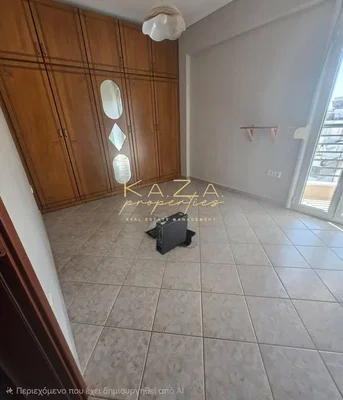 Quarto; chão de azulejo, precisa de renovação