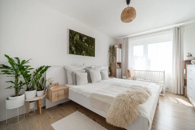 Quarto; chão de madeira, luz natural, estilo moderno