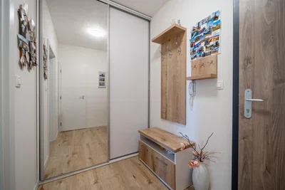 غرفة خلع الملابس; أرضية خشبية, ضوء طبيعي