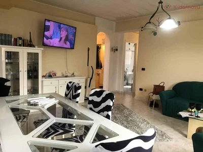 Salon; podłoga z płytek, styl nowoczesny, światło dzienne