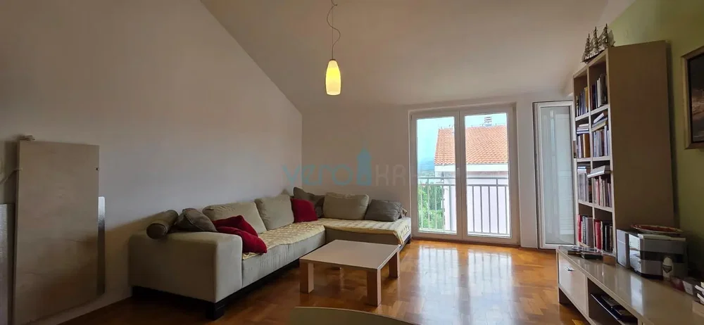 Sala de estar; vista, chão de madeira, luz natural