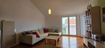 Sala de estar; vista, chão de madeira, luz natural