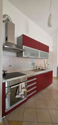 Cozinha; eletrodomésticos, chão de azulejo