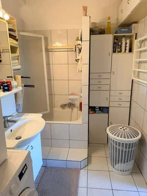 Salle de bain; carrelage, nécessite rénovation