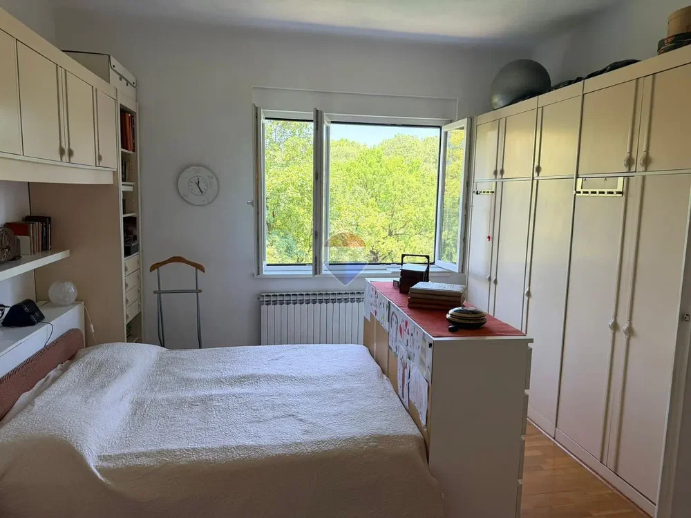 Chambre; lumière naturelle, parquet
