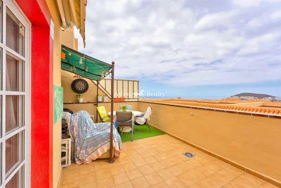 Terrazza; vista, luce naturale, pavimento in piastrelle