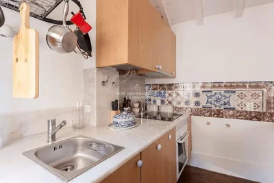 Cuisine; électroménager, carrelage, parquet, rénové, lumière naturelle