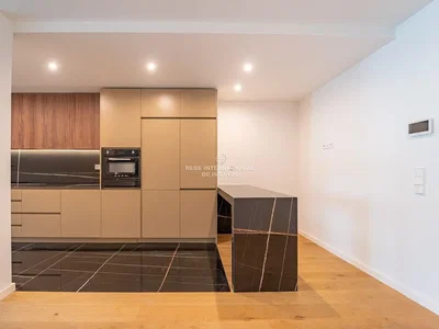 Cuisine; électroménager, parquet, carrelage, lumière naturelle, rénové, style moderne