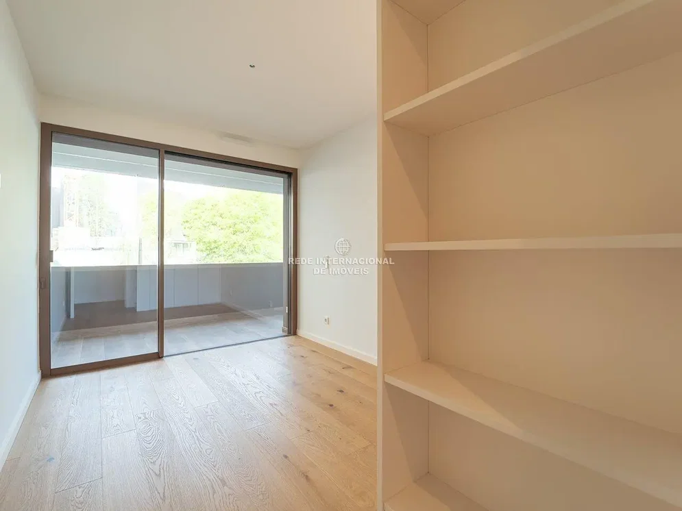 Slaapkamer; houten vloer, natuurlijk licht