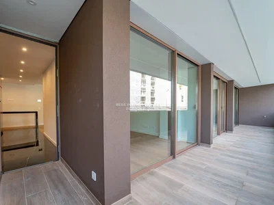 Balcone; pavimento in piastrelle, luce naturale
