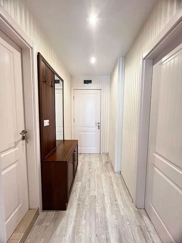 Vestuario; suelo de madera, renovado, luz natural
