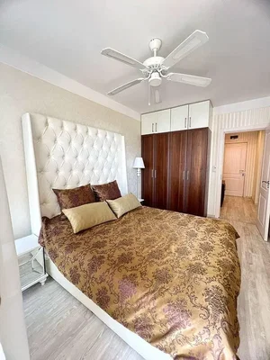 Dormitorio; suelo de madera, luz natural