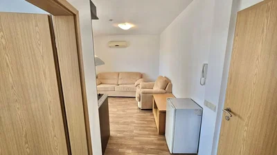 Salón; suelo de madera, luz natural