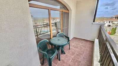 Balcón; vista, suelo de baldosas